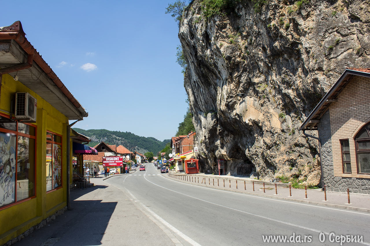 Нависающая скала