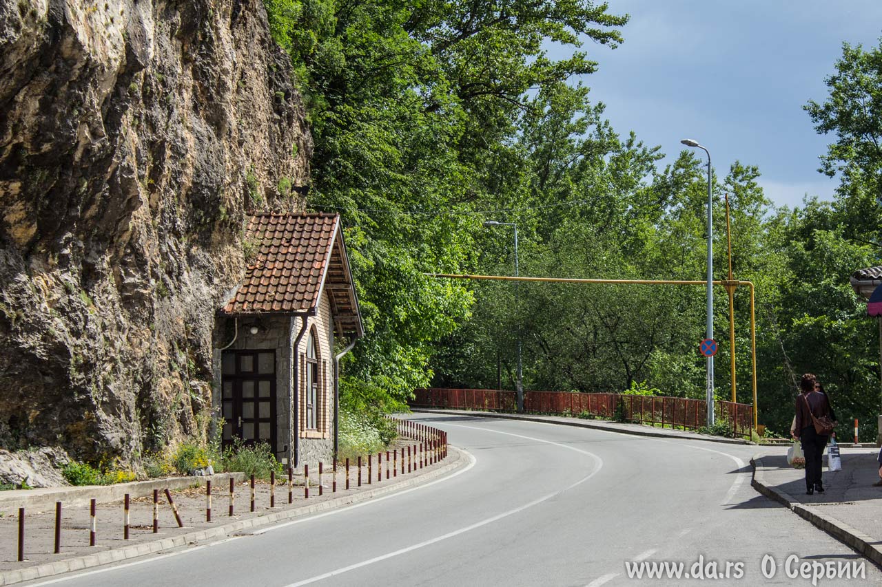 Построен только фасад, остальное в скале