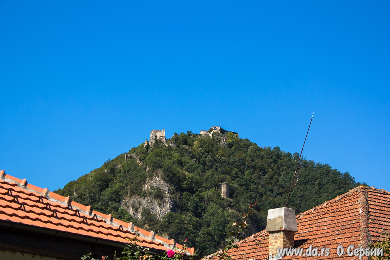 Наверху Зворничка крепость 13-го века