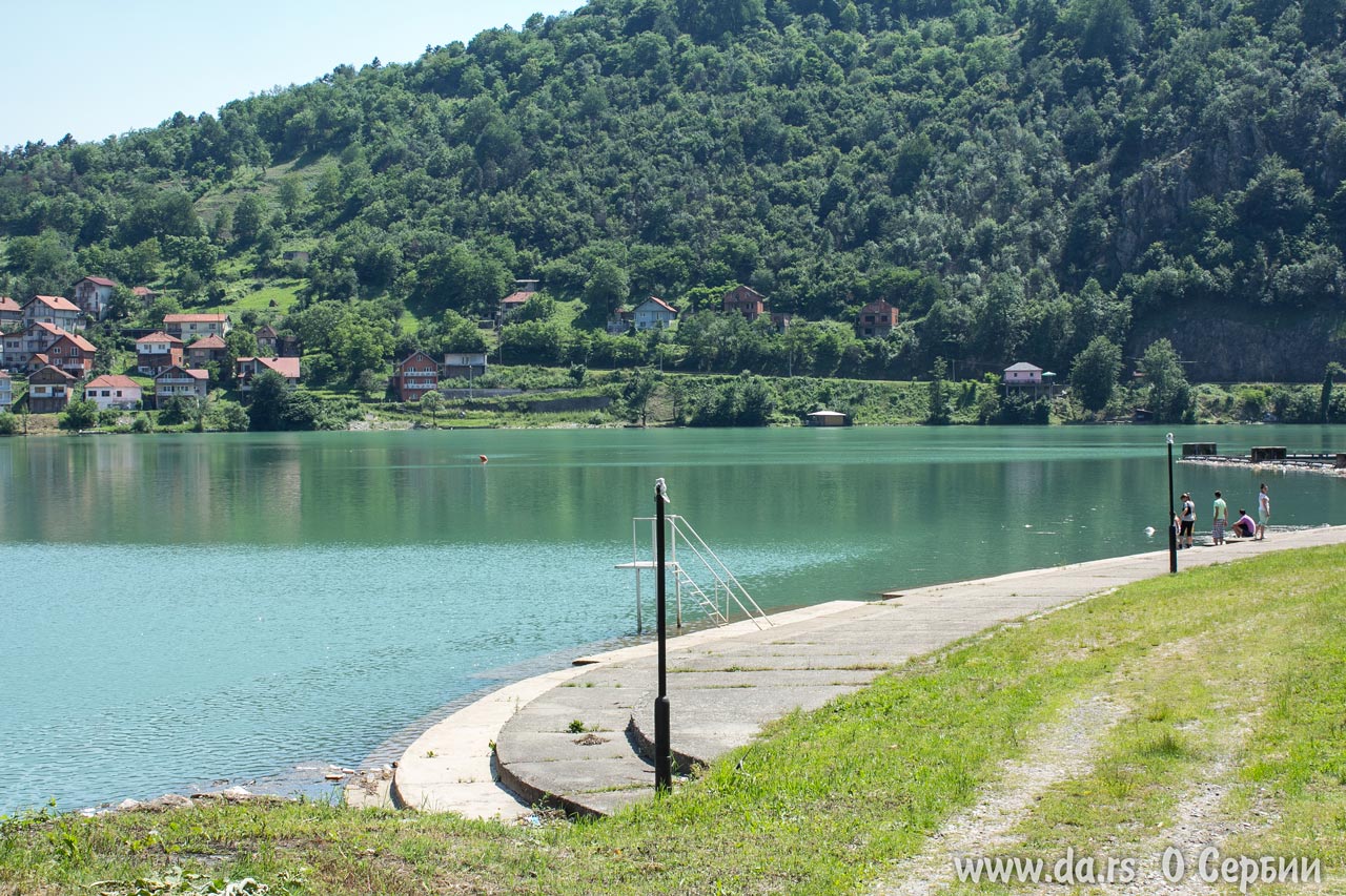 Можно прыгнуть в воду с вышки