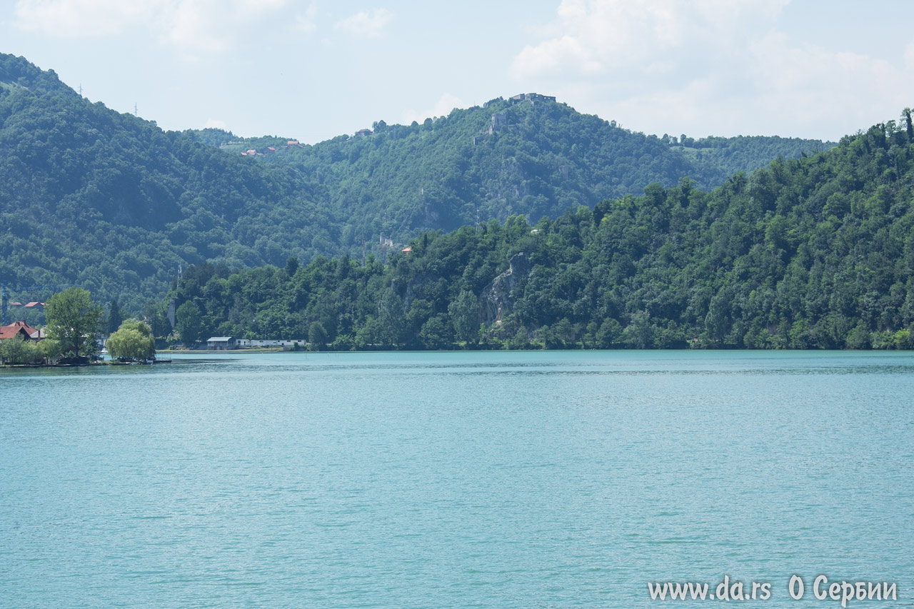 Крепость Зворник на горе контролировала все пути