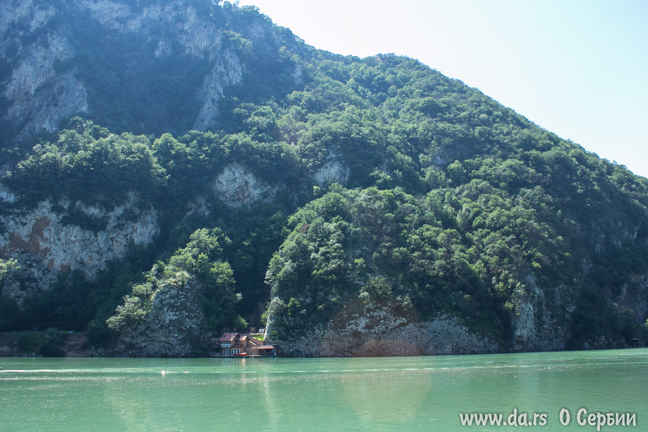 Пристань у скалы