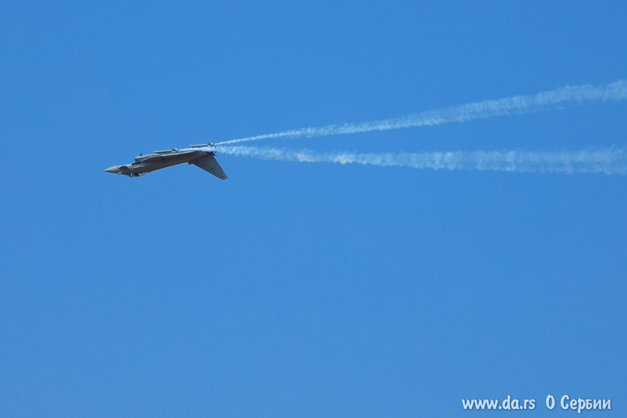 Eurofighter EF-2000 Typhoon выполняет бочку