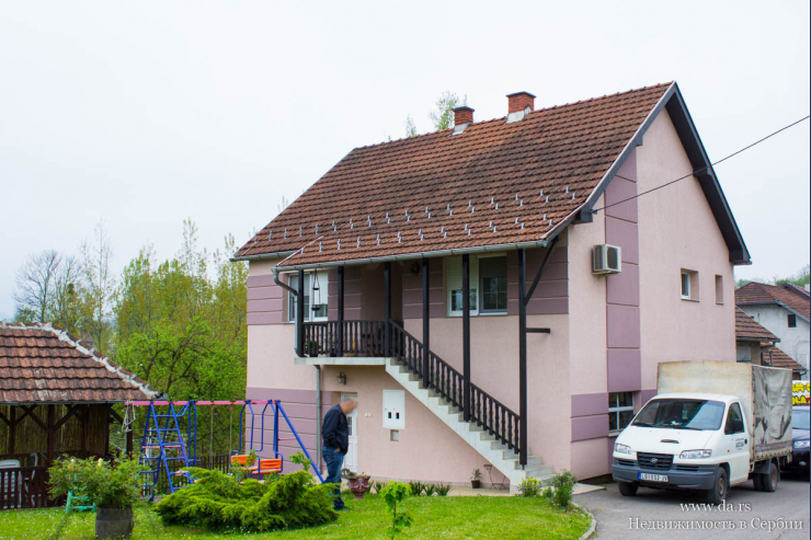 Дом в Лознице с садом и автомастерской 