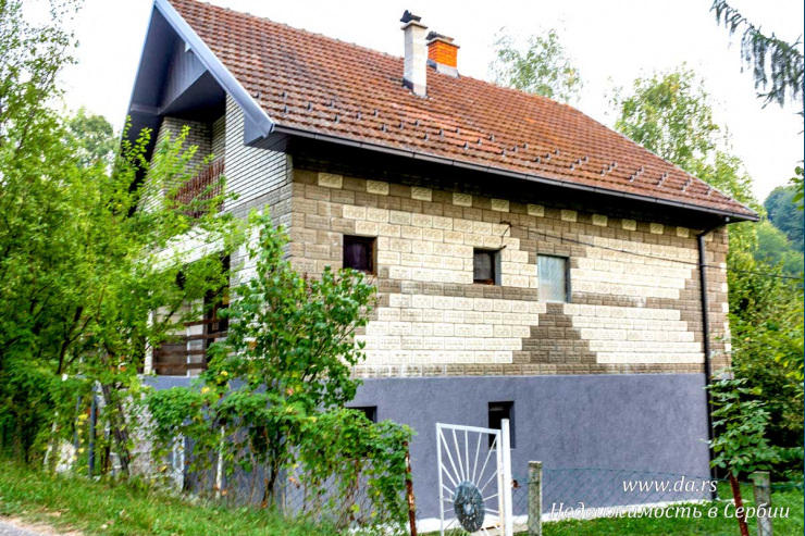 Дом с большим участком среди гор в пригороде Лозницы